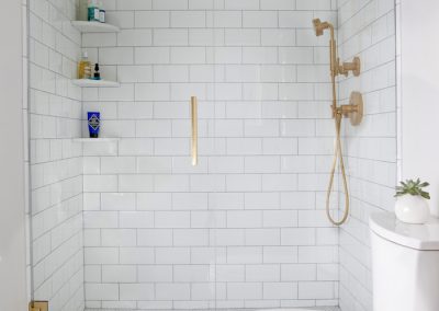 small-bathroom-gold-accents